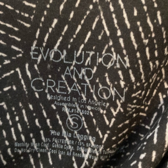 Bundle of 4 size S activewear leggings - Picture 2 of 3